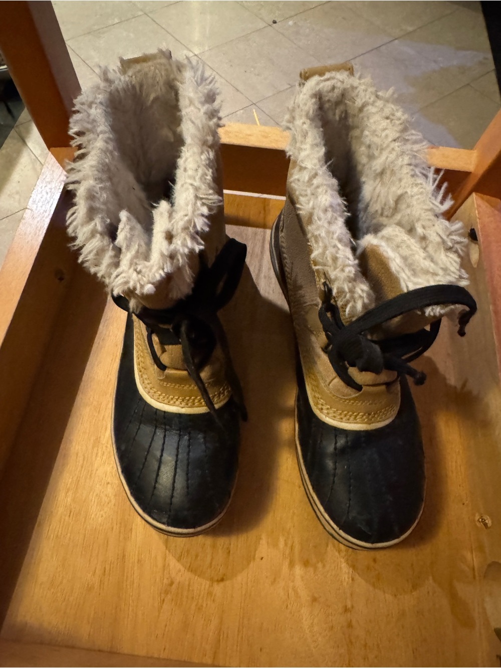 Woman Sorel furry snow/rain bots